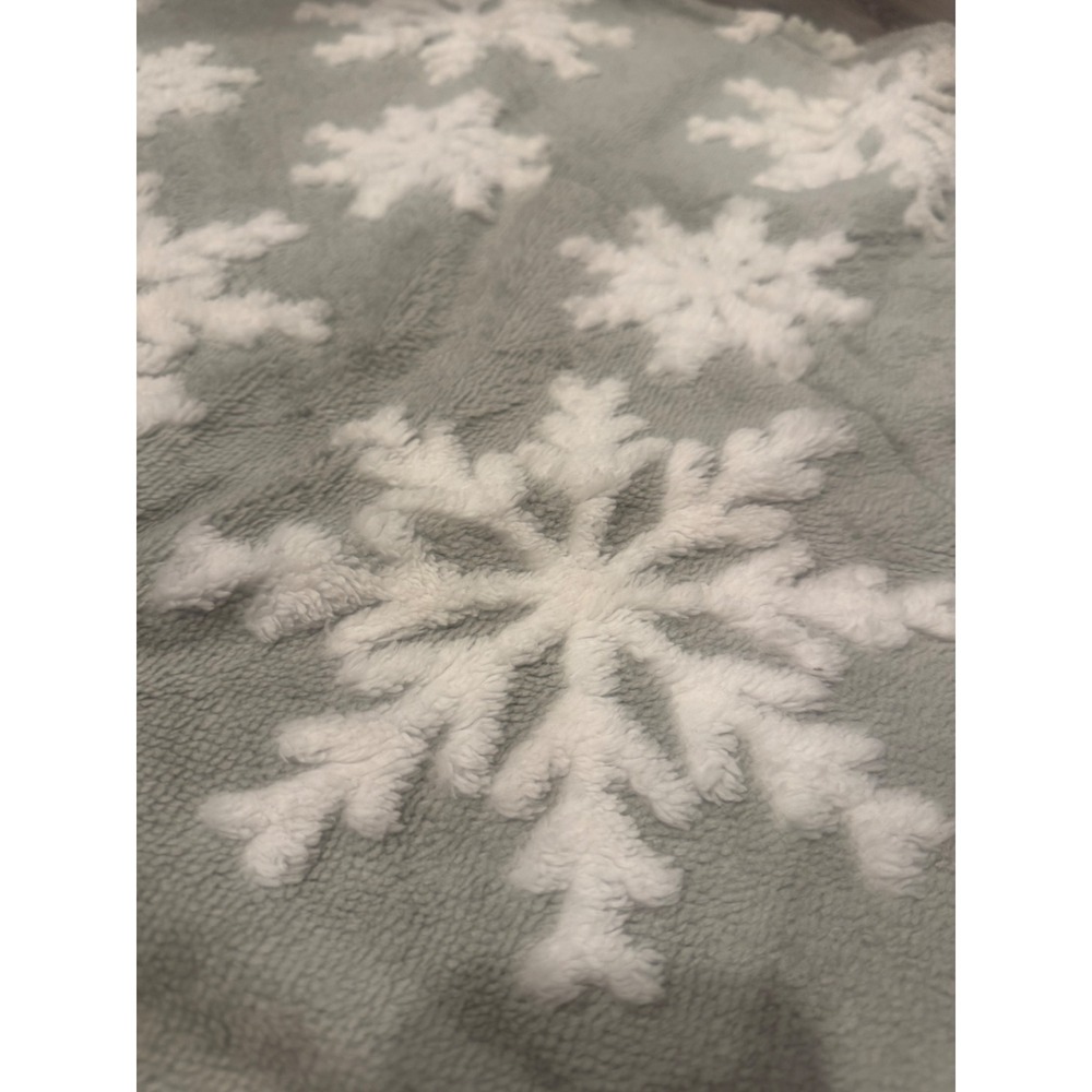 Plush‎ Gray Snowflake Christmas Tree Skirt Winter Holiday Decor Neutral - Picture 2 of 2
